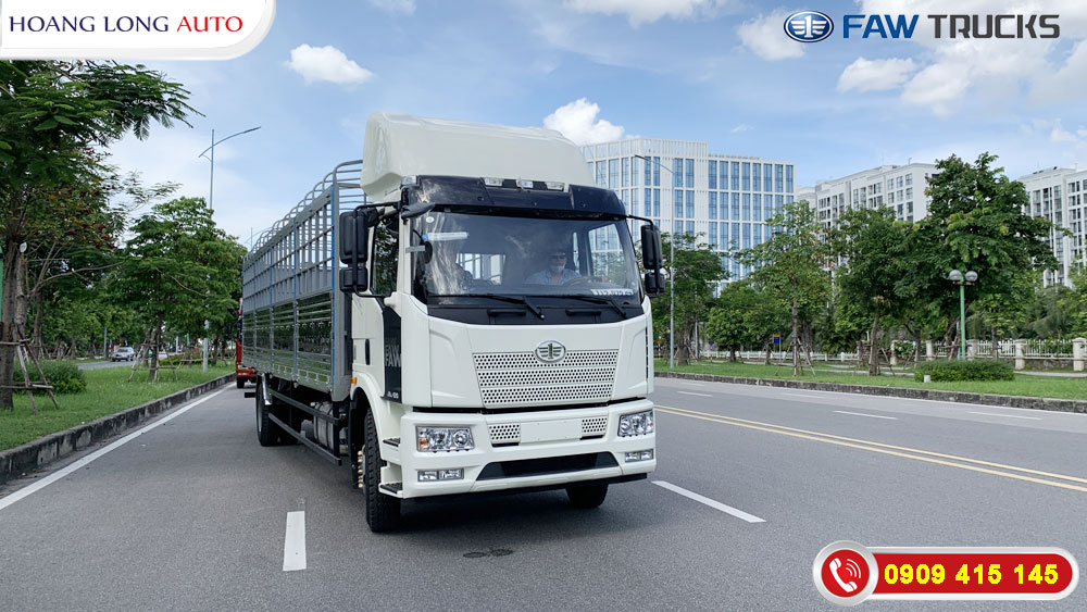 Xe tải màu trắng trên đường