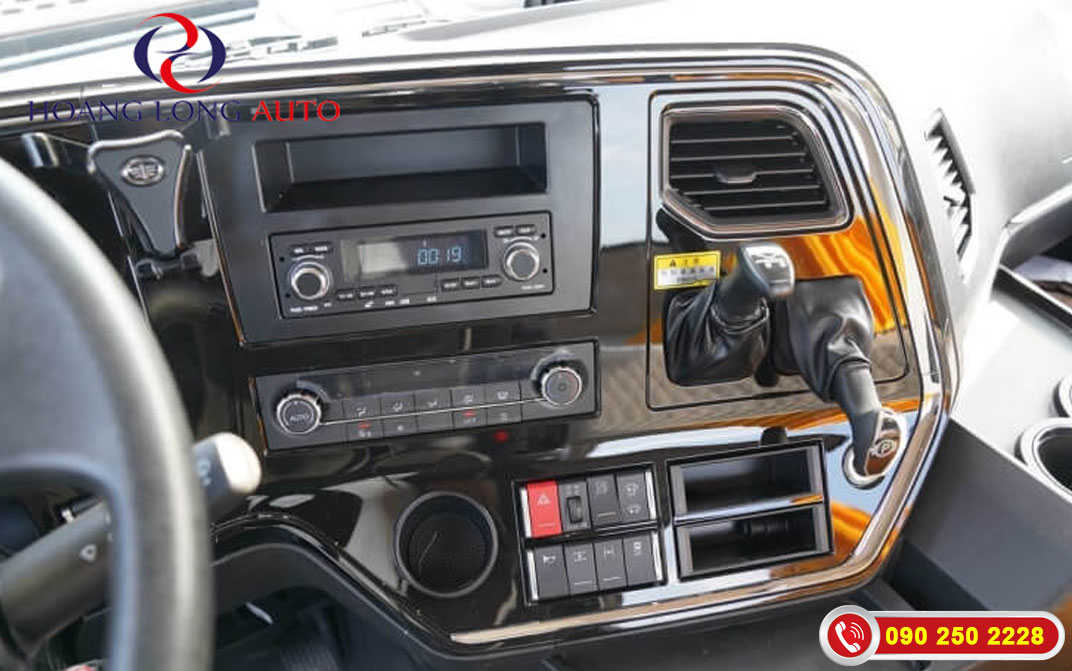 Màn hình và các phím trong cabin xe đầu kéo FAW JH5