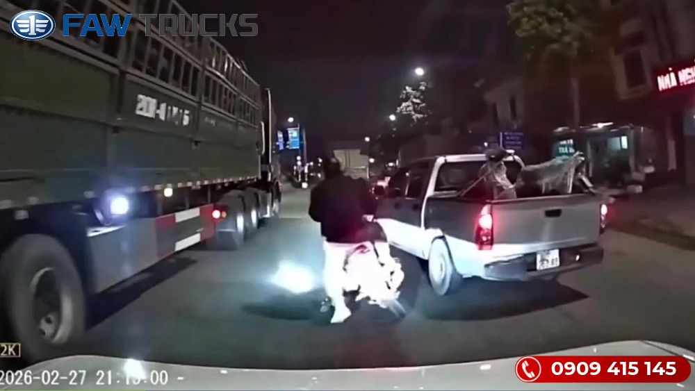 Ô tô vượt ẩu tạt đầu xe máy