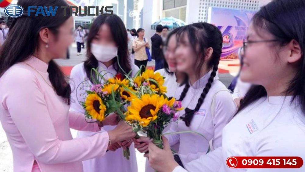 Vì sao hoa tươi luôn là món quà ý nghĩa dành tặng thầy cô ngày 20/11?